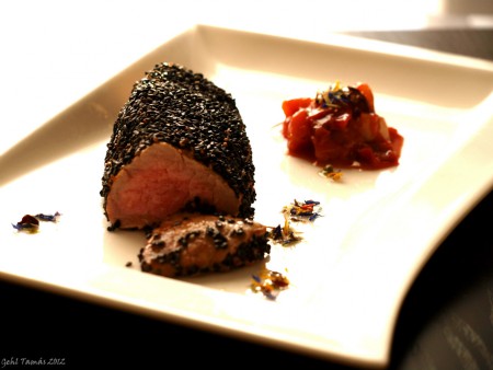 szűzpecsenye fekete szezámmagban sütve, ringló chutney...