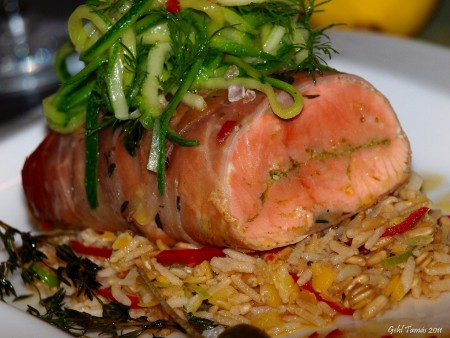 hajszálvékony sonkaszeletekben sült lazacfilé, kapros uborkasaláta...