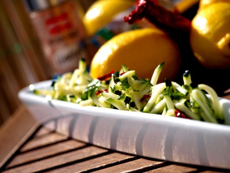 mentás-bazsalikomos nyers cukkínisaláta chilivel, szárított, sült fokhagymával...